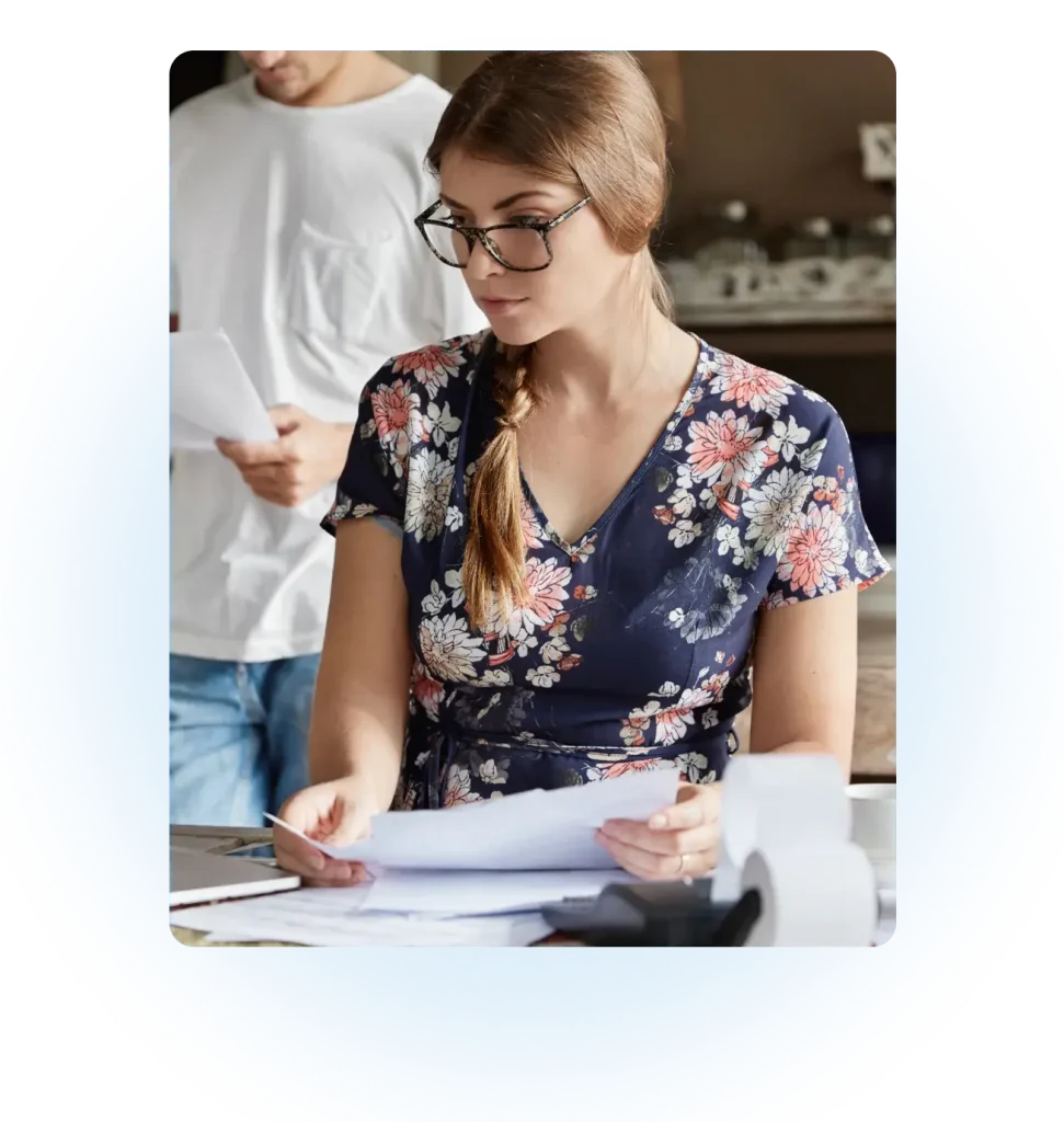 mujer haciendo trámite para quitar deudas