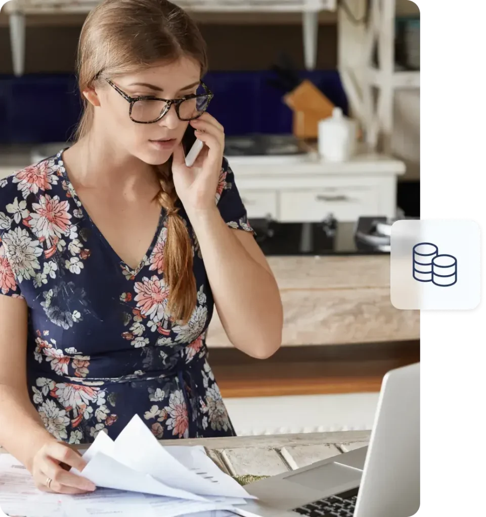 mujer llamando a abogados especialistas en ley de segunda oportunidad